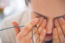 علل شایع خشکی چشم؛ درمان‌های خانگی خشکی چشم