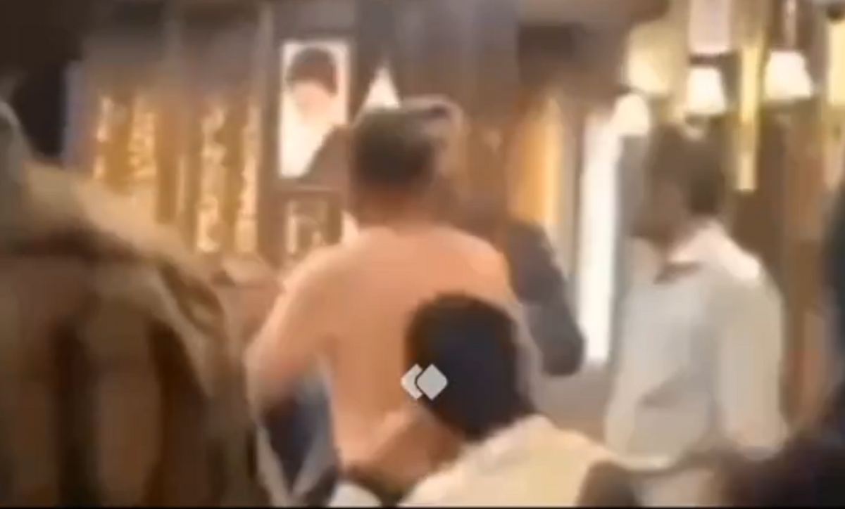 (ویدئو)  چرا این فرد در صحن شورای شهر گرگان لخت شد؟