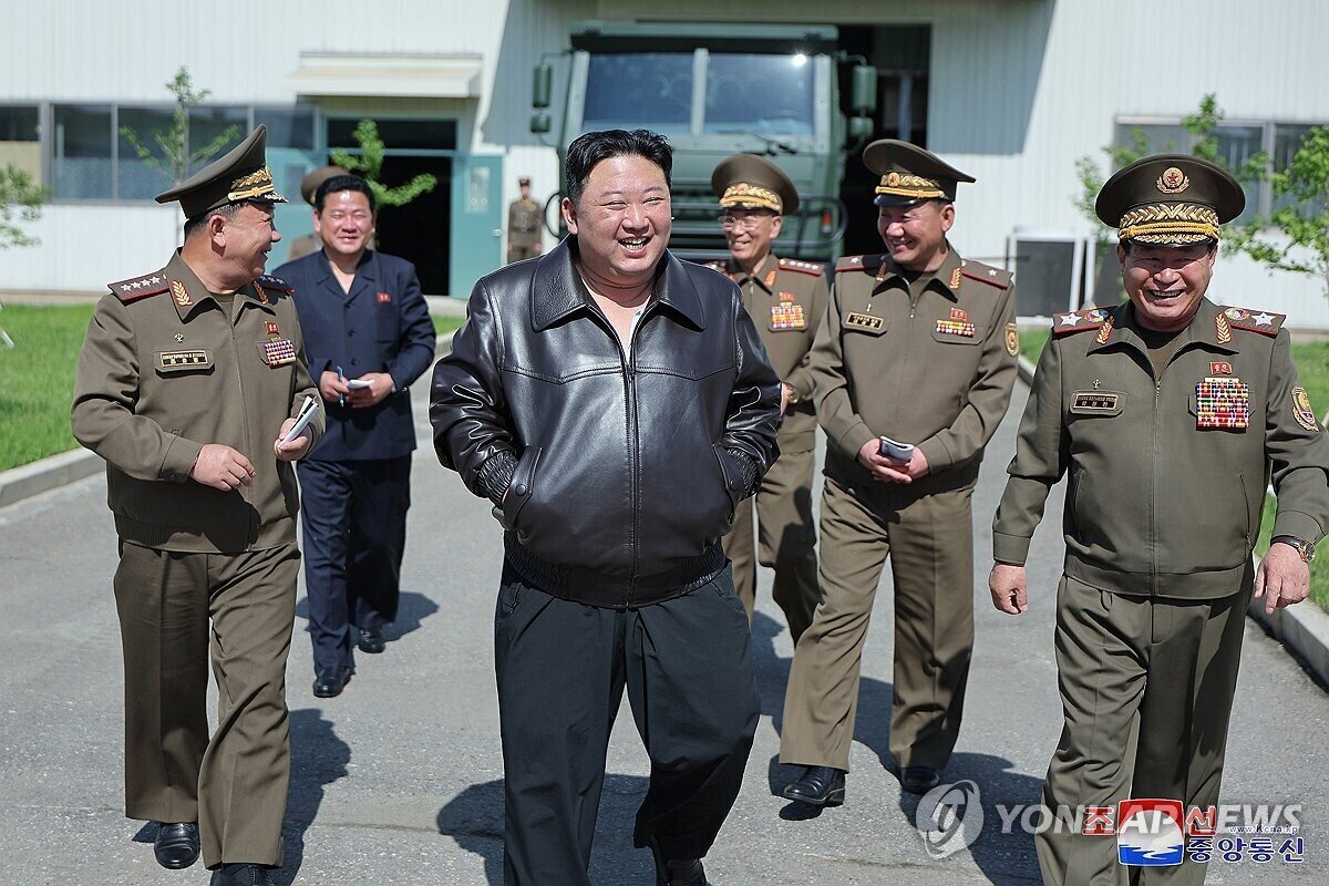 تصاویر | رهبر کره شمالی دست به اسلحه شد