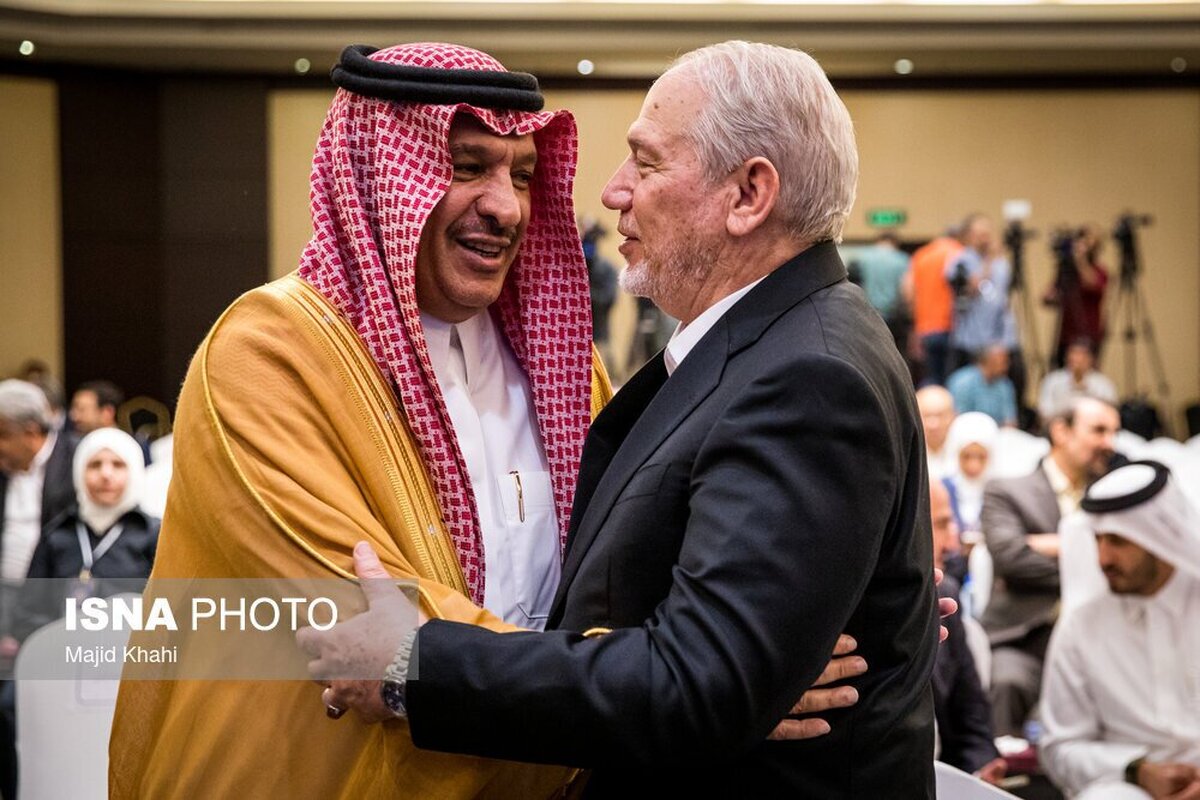 عکسی از مشاور عالی رهبر انقلاب در آغوش سفیر عربستان