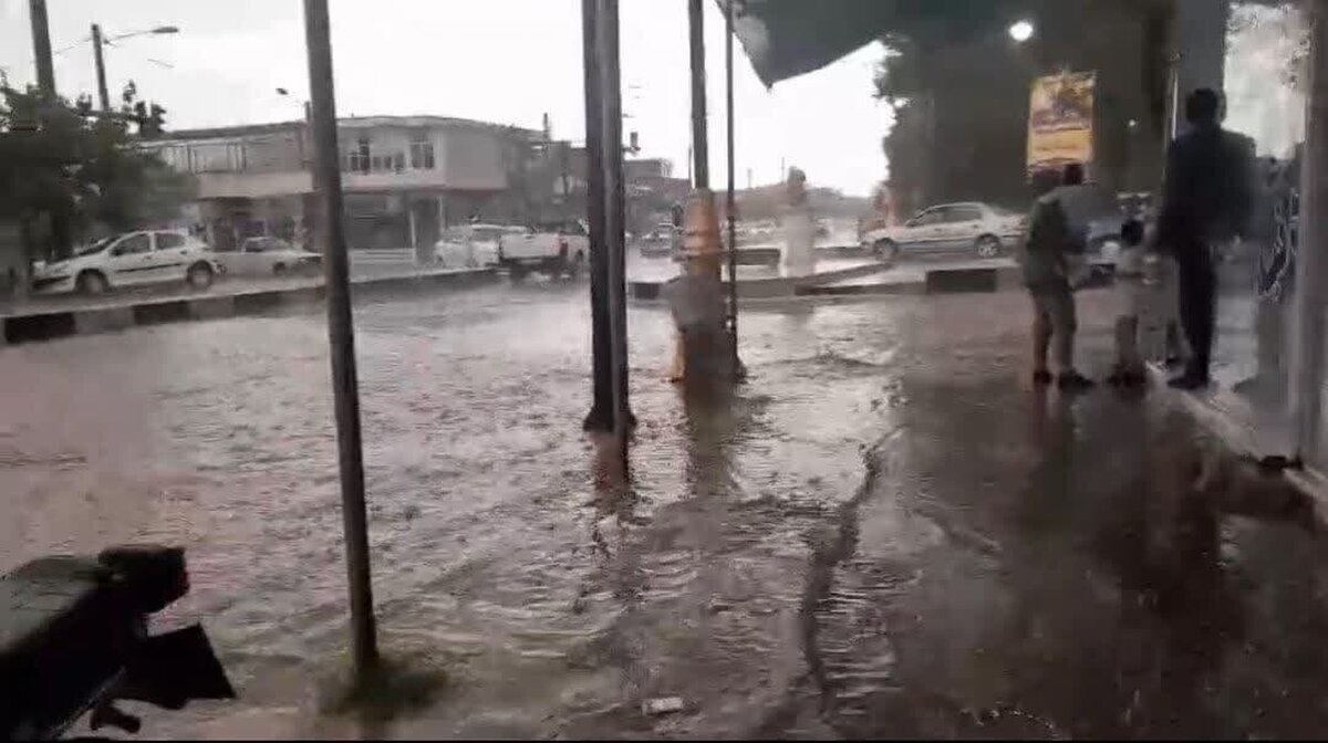 ویدئو| لحظه نجات یک شهروند گرفتار در سیلاب مشهد