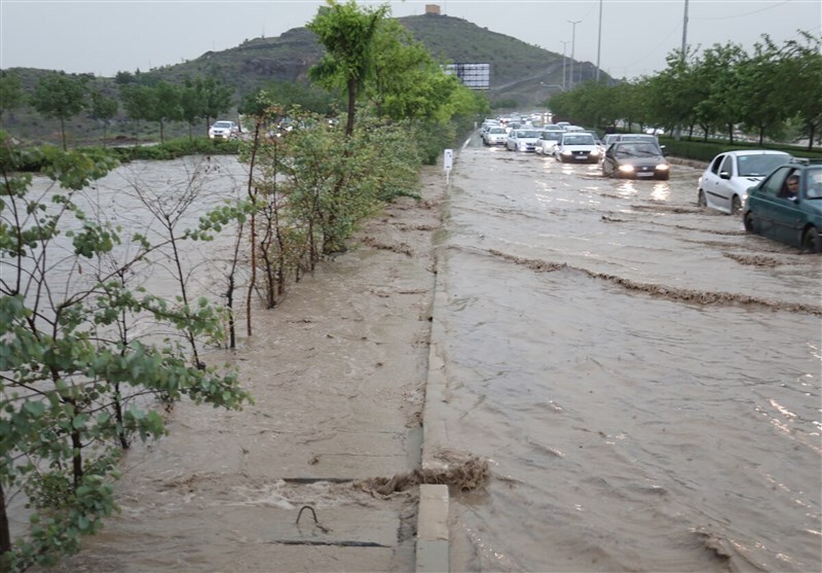 سیلاب وحشتناک در خیابان‌های مشهد/ آب خودروها را برد