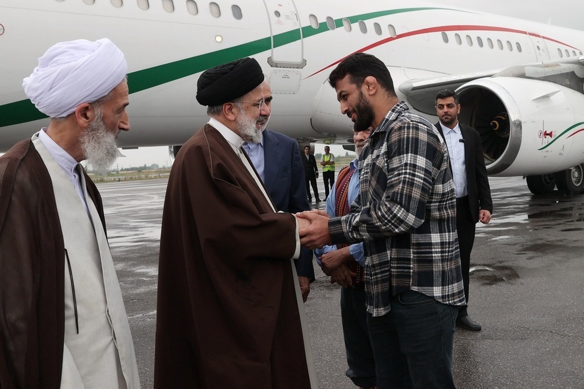 ویدئو | استقبال خاص حسن یزدانی از  رئیسی در فرودگاه ساری
