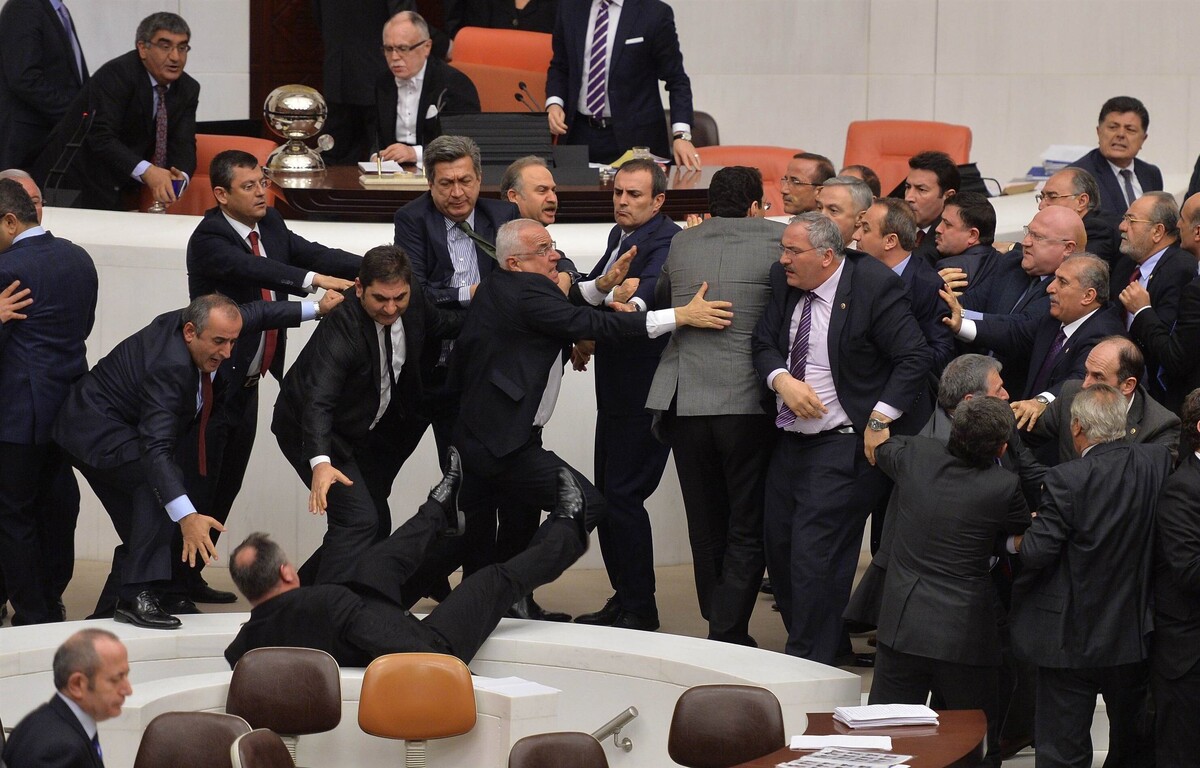 (ویدئو) لحظه قطع میکروفن نماینده کرد هنگام تبریک به ایزدی‌ها در پارلمان ترکیه!