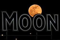 تصاویری زیبا و خیره‌کننده از «ماه صورتی» در سراسر جهان + تصاویر