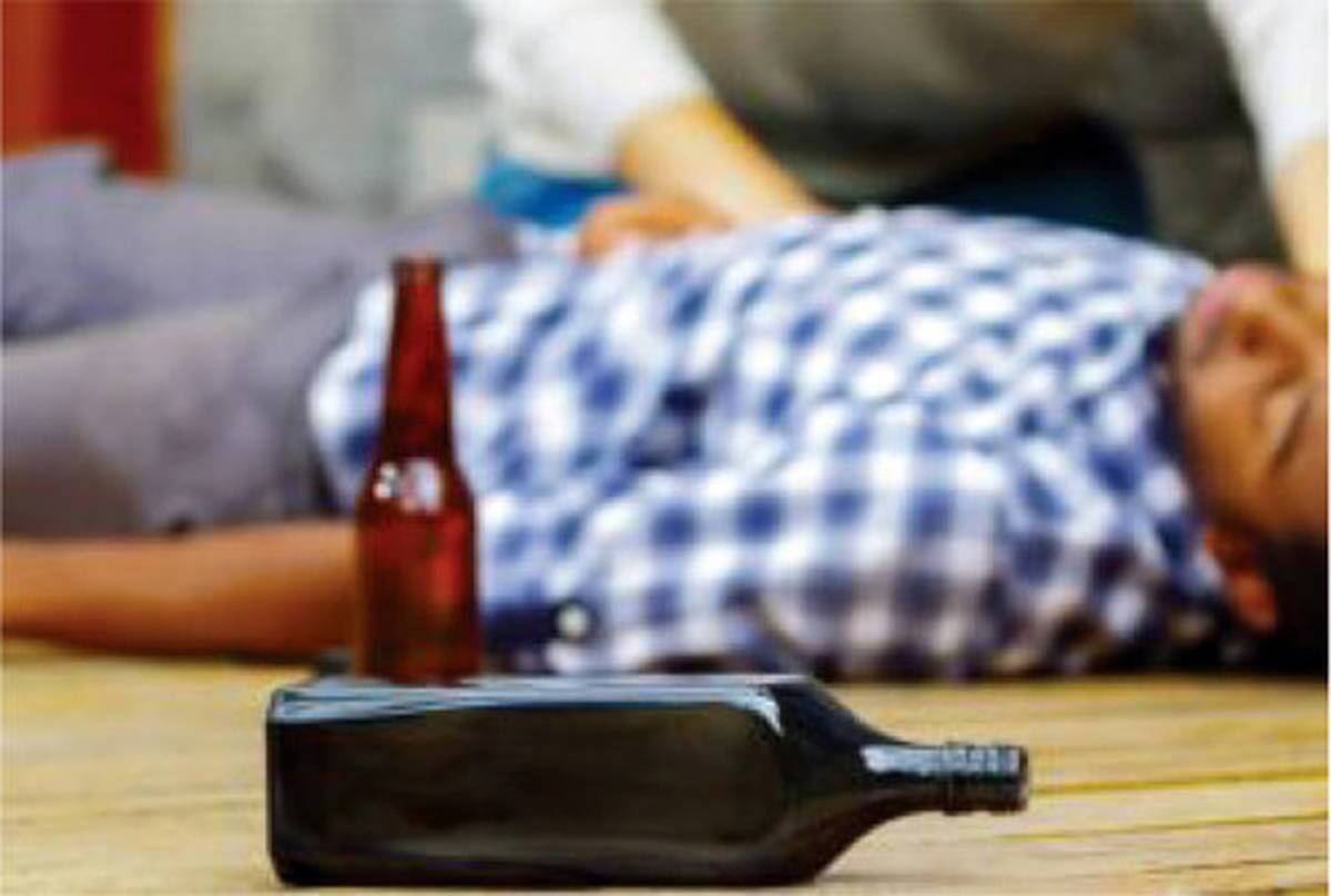 اتفاق عجیب؛ مرگ یک پزشک زن و مسمویت شدید ۲۸ پزشک دیگر به دلیل مصرف مشروب تقلبی در جهرم