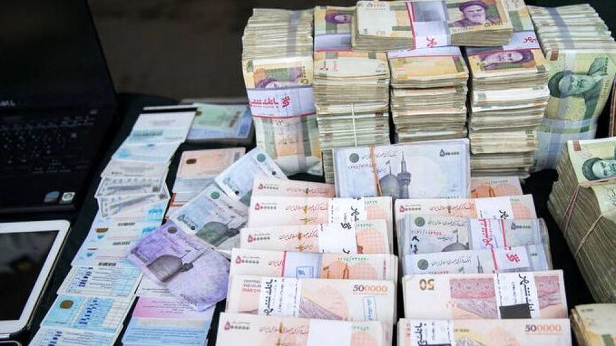 (ویدئو) کلیپ پربازدید از  تمسخر پول ایران توسط چند افغان