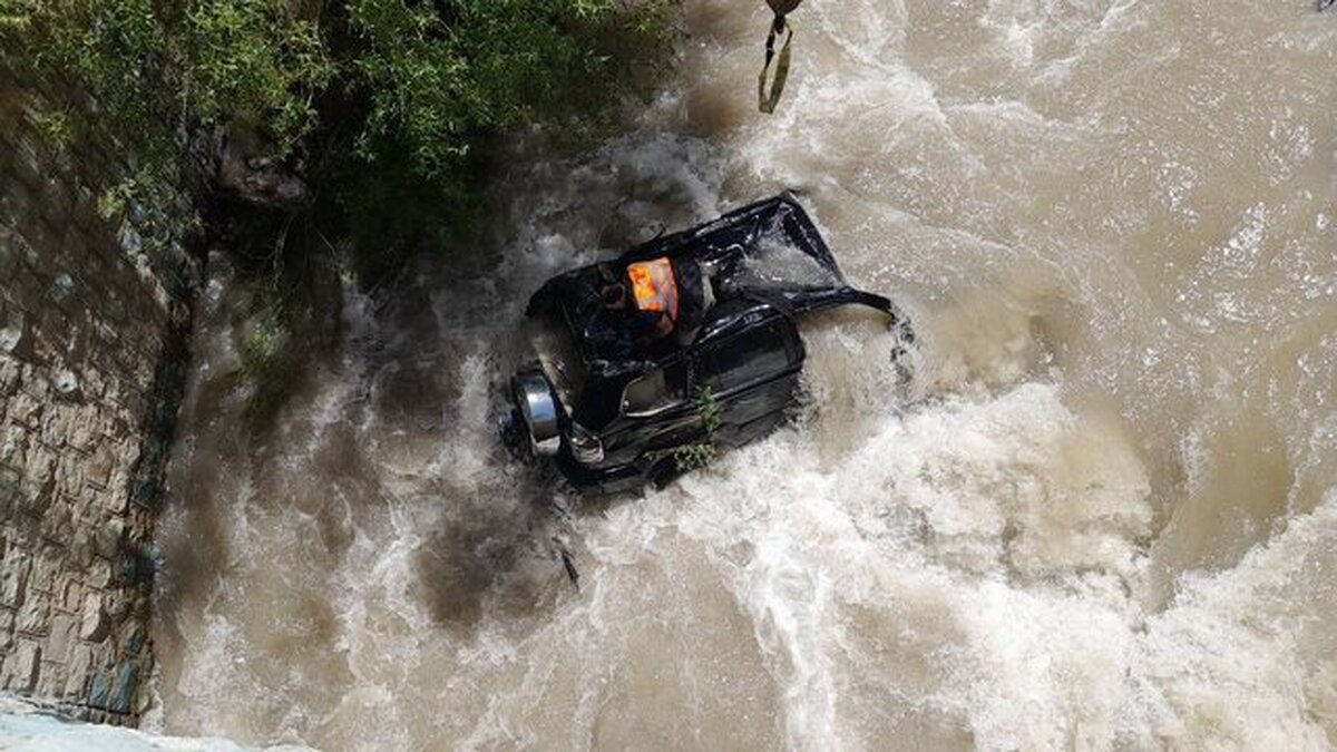 (عکس) سقوط خودرو پرادو به داخل رودخانه کرج