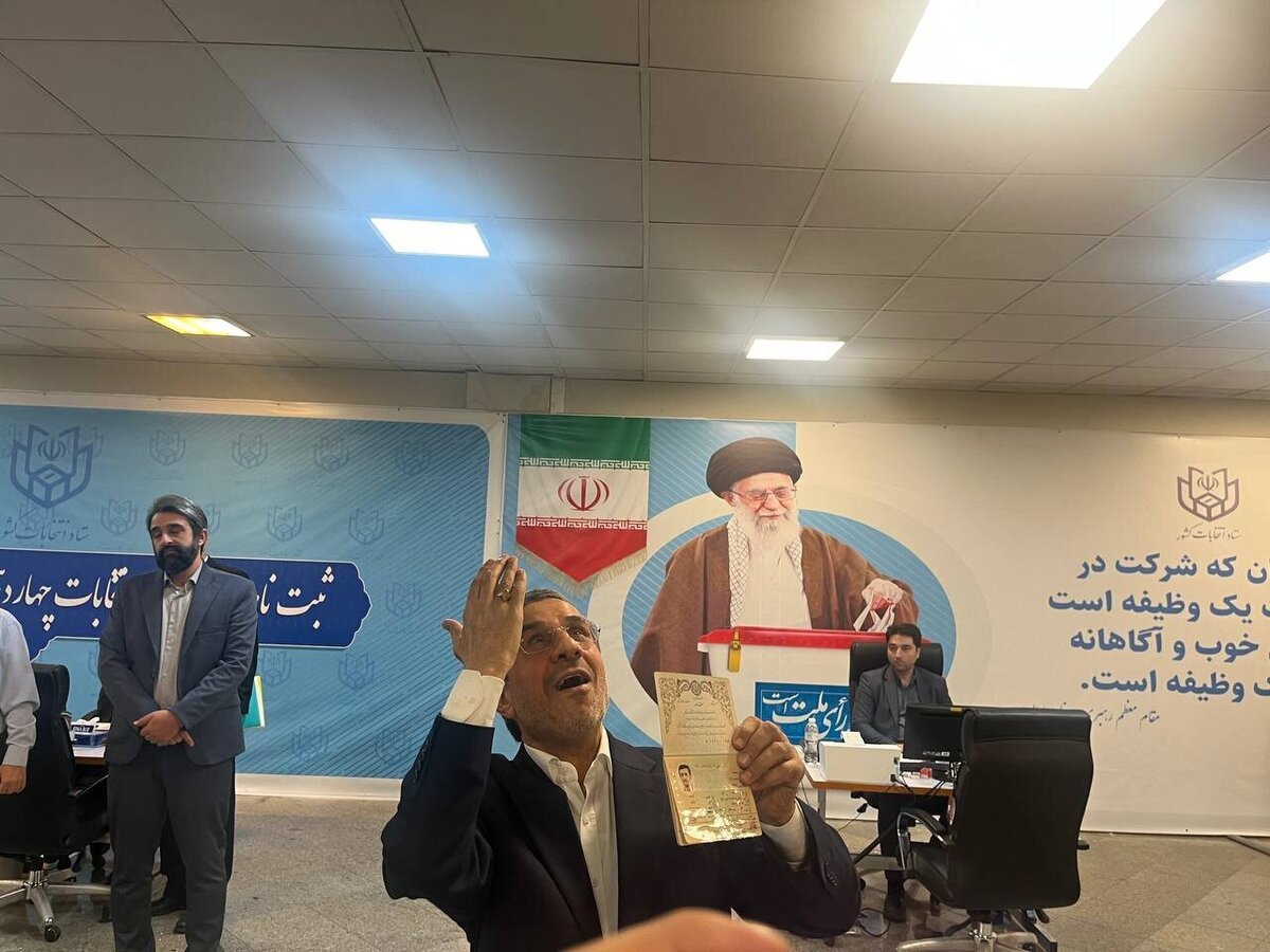 (ویدئو) متن و حاشیه حضور احمدی‌نژاد در وزارت کشور؛ از شوخی بی‌مزه تا قطع میکروفون