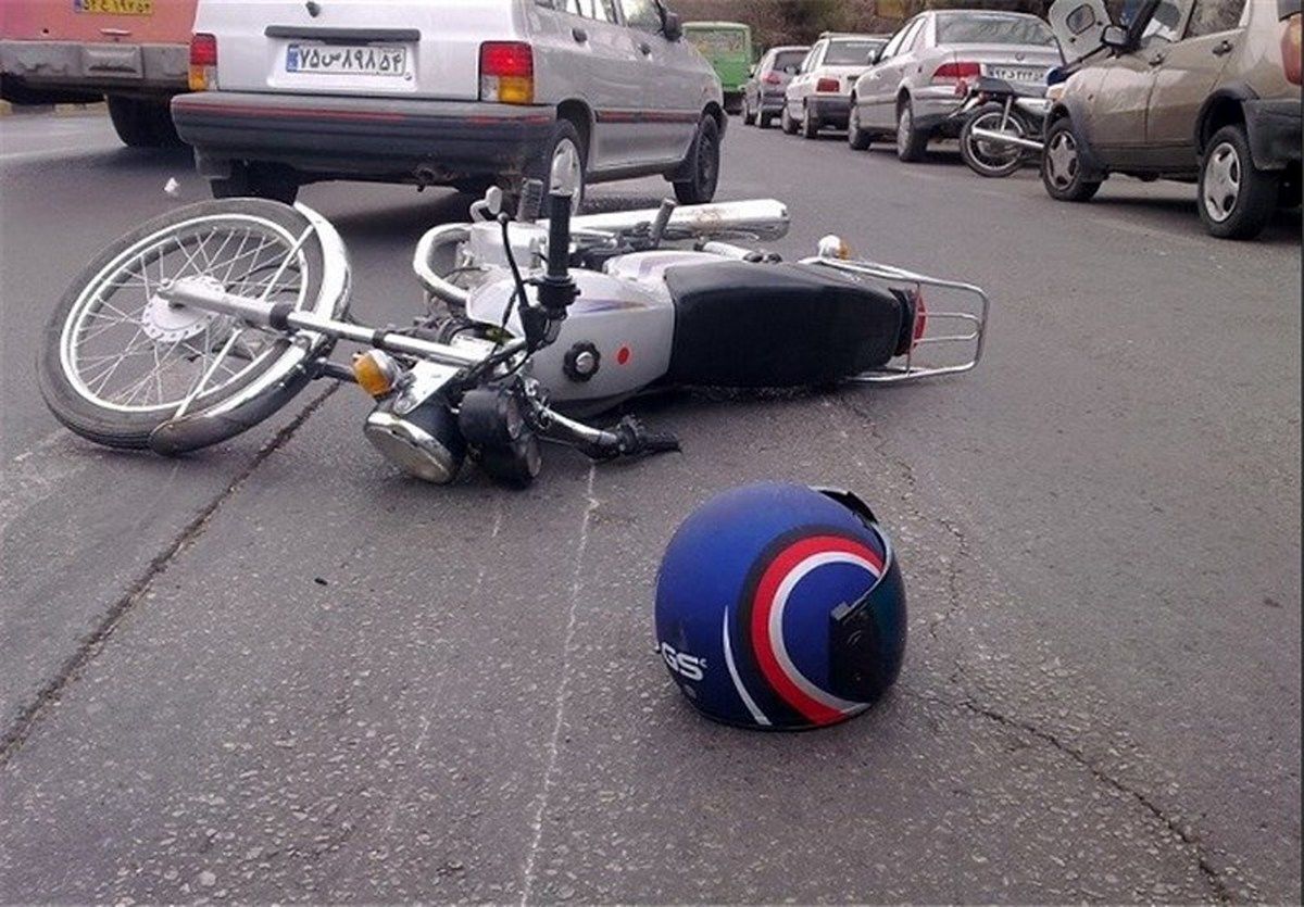 ویدئو | لحظه تلخ تصادف شاخ‌به‌شاخ دو موتورسوار در یک چهارراه در مشهد