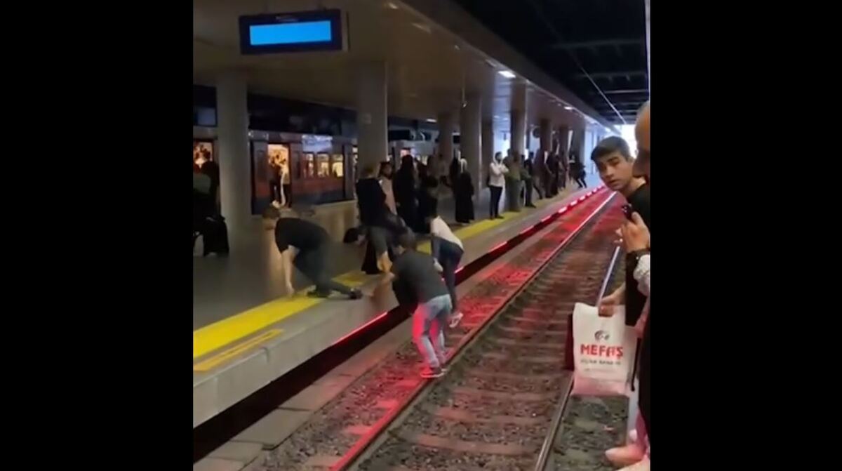 (ویدئو) رفتار عجیب و خطرناک مسافران در متروی ترکیه