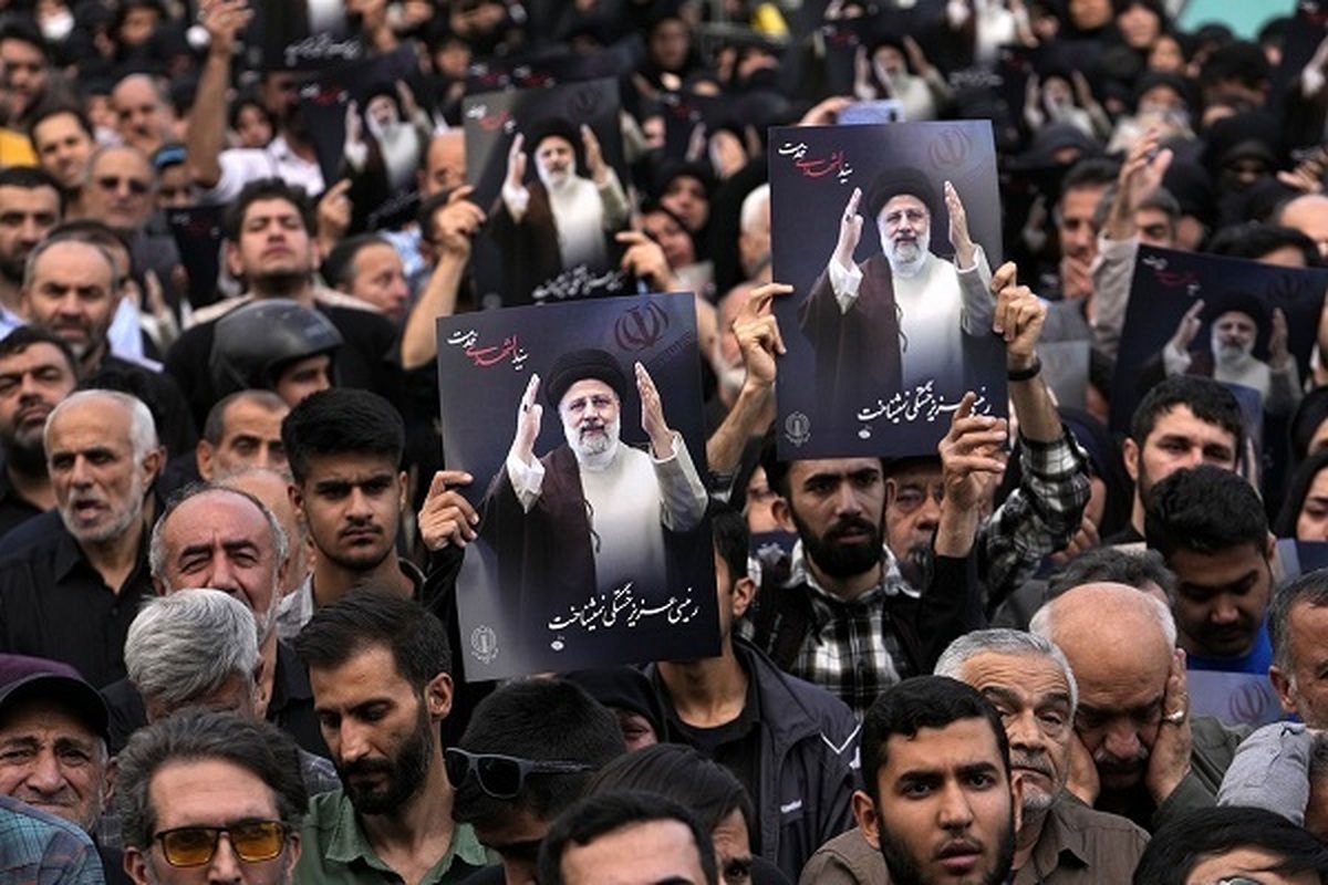 ویدئو| سیل جمعیت به سمت دانشگاه تهران برای اقامه نماز بر پیکر رییس جمهور شهید