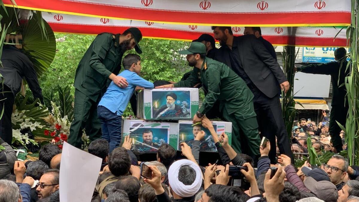 عکس | قابی تاثیربرانگیز در مراسم تشییع امروز تهران