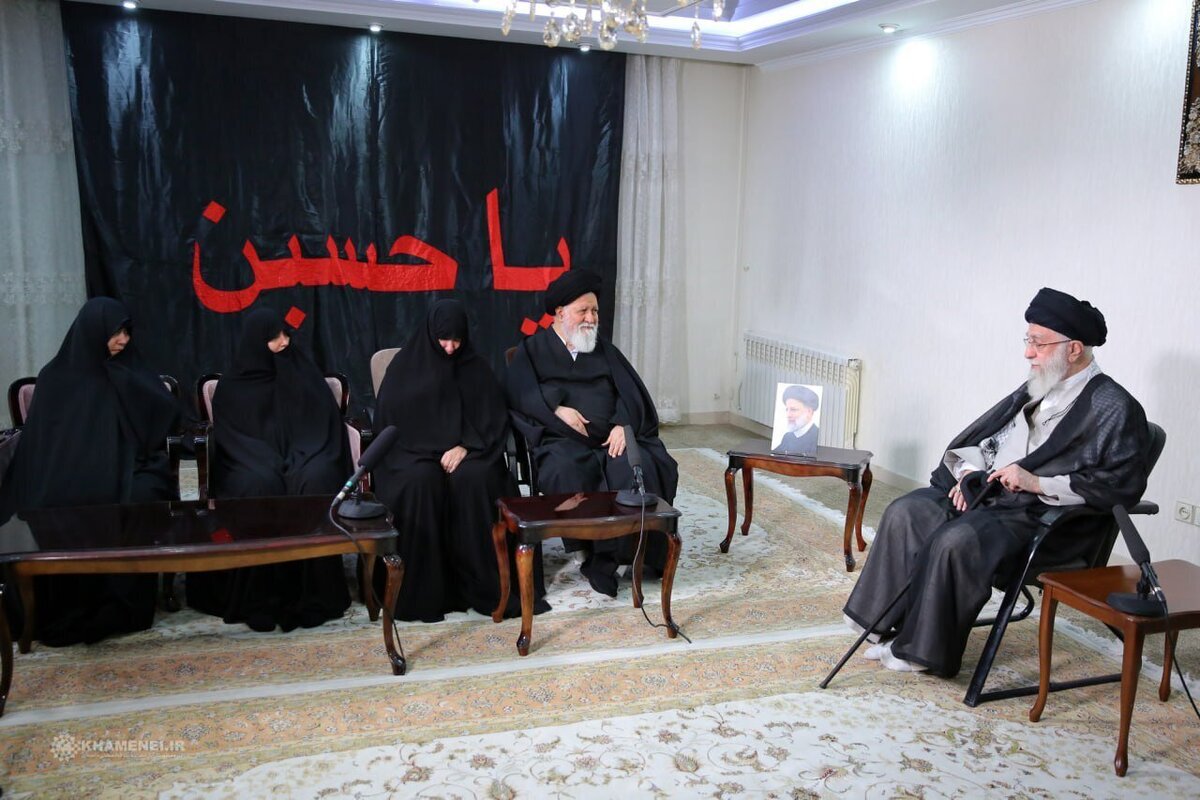 ببینید | اولین تصاویر از دیدار رهبر انقلاب با همسر و فرزندان شهید رئیسی