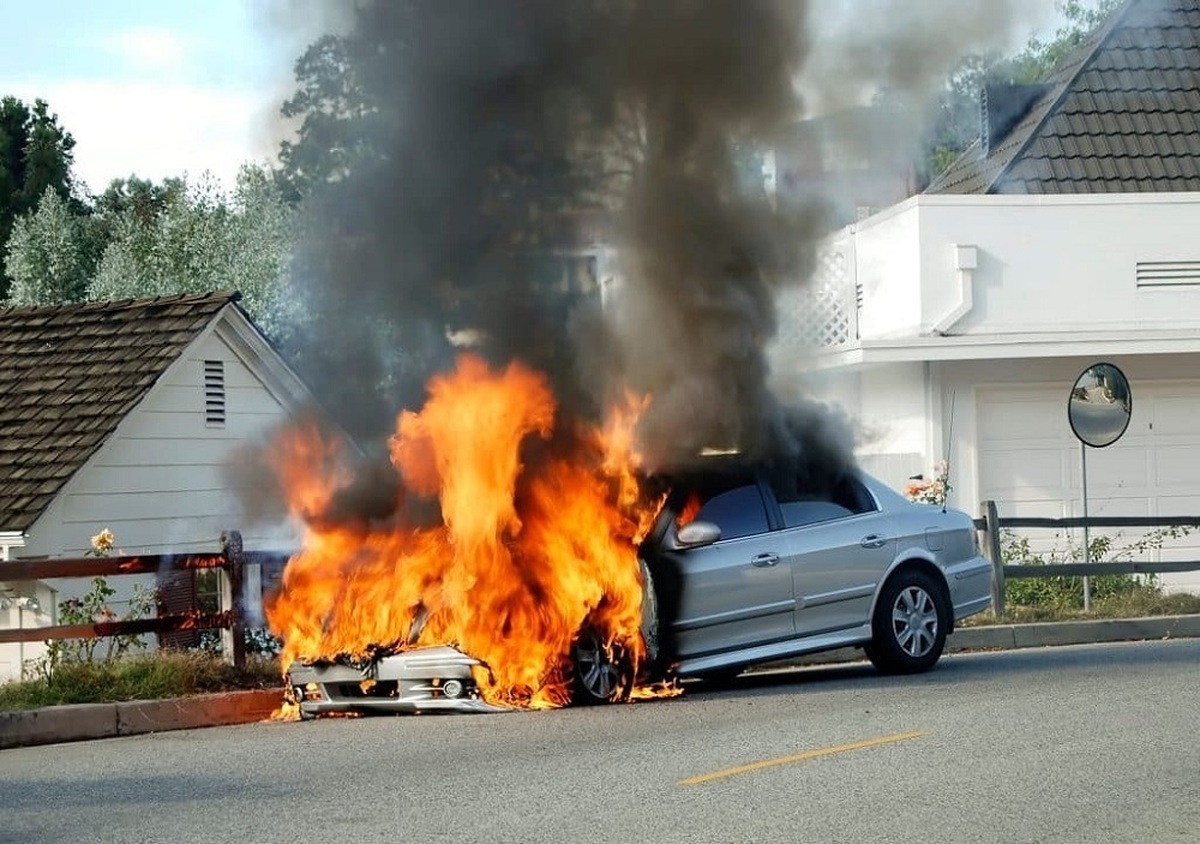 ویدئو| آتش گرفتن دو خودرو بر اثر گرمای شدید!