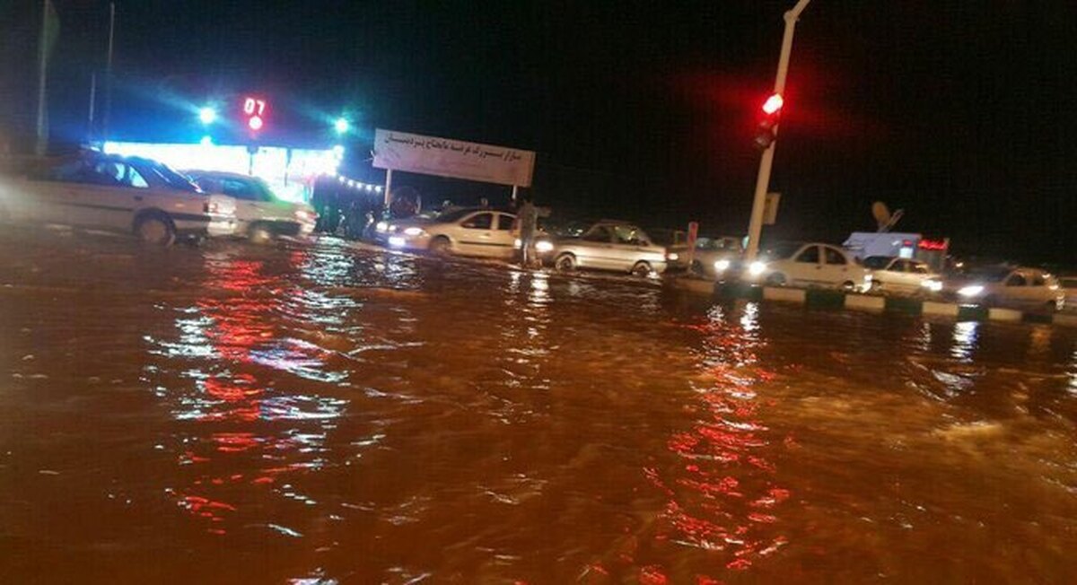 (ویدئو) سیل وحشتناک جاده چالوس، ماشین‌ها را با خود برد