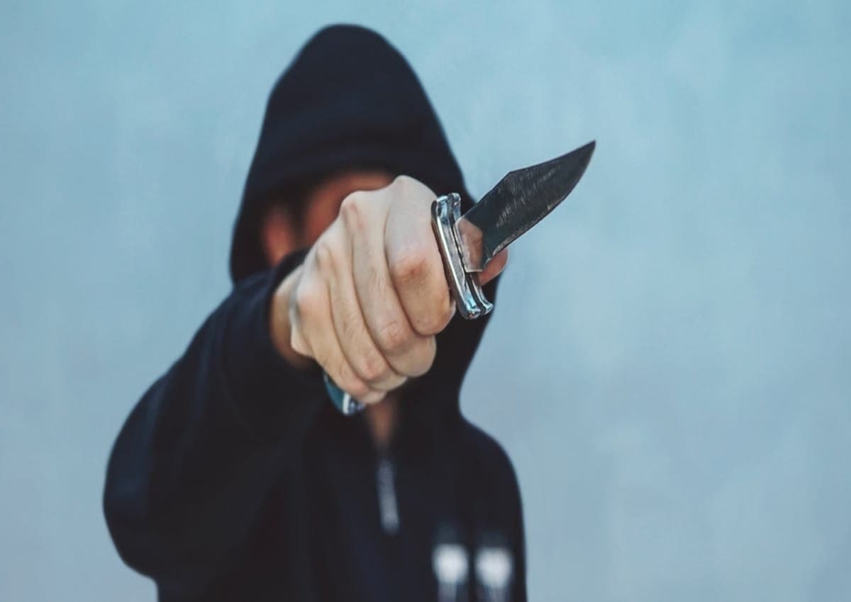 ویدئو| حمله وحشیانه مرد جوان با چاقو در پی دعوای خیابانی