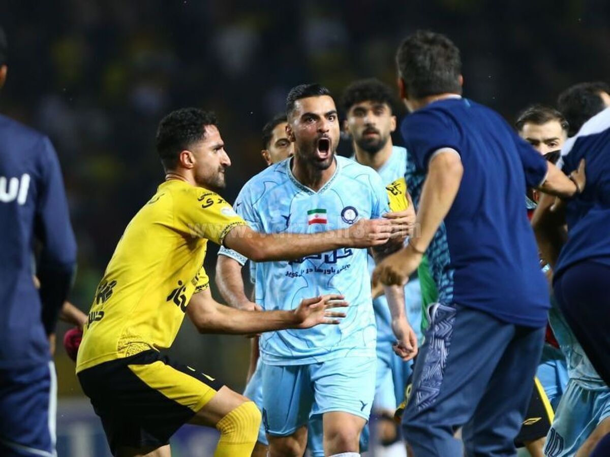 عکس | زد و خورد عجیب در نیمه نهایی جام حذفی؛ سپاهان و گل‌گهر!
