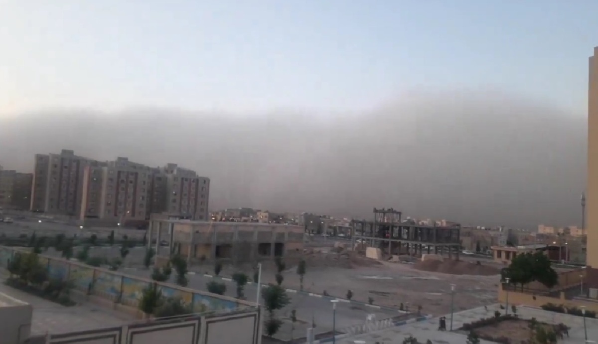 ویدئو | نمایی دلهره‌آور از لحظه ورود طوفان شن به شهر یزد