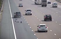 ویدئو| حادثه هولناک در میان بزرگراه؛ ترکیدگی لاستیک خودرو بر اثر گرما