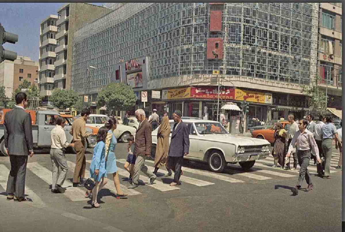 عکس| پوشش مردم تهران در یکی از خیابان‌های شهر؛ ۷۵ سال قبل