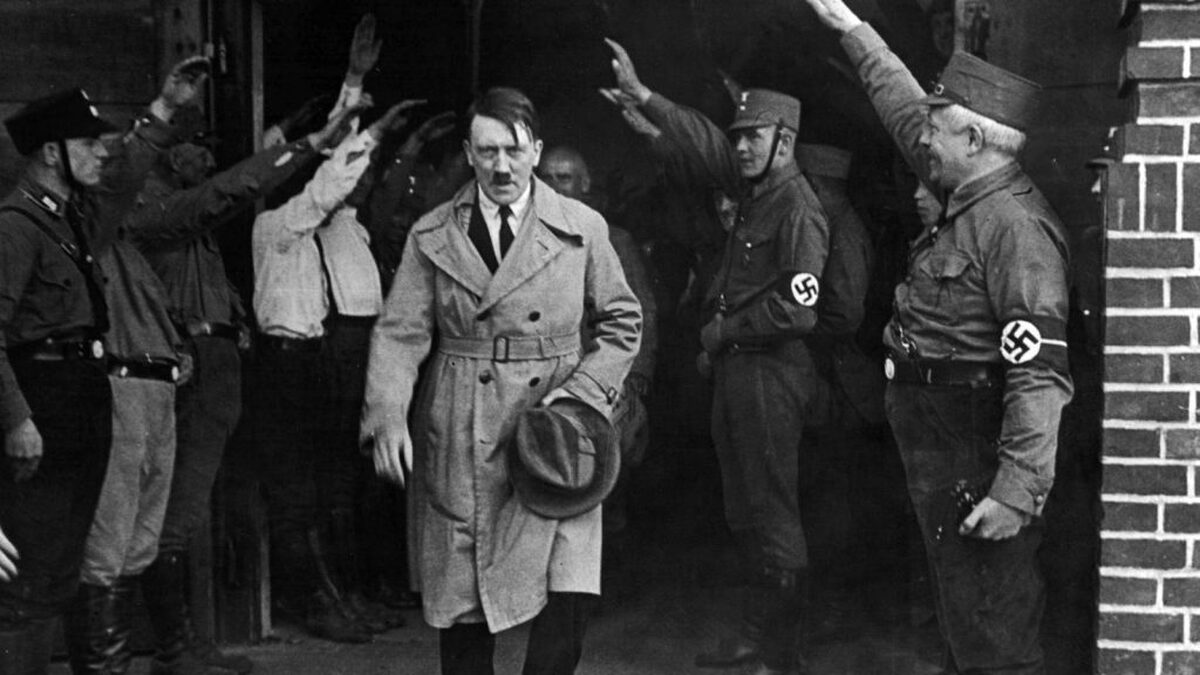 عکس| رونمایی از اولین فولکس قورباغه‌ای جهان در حضور هیتلر