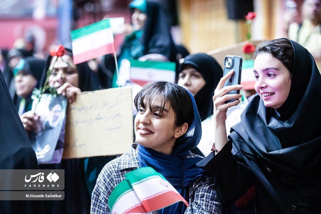 ویدئو| حامیانِ اجاره‌ای؟! / زنان بی حجاب و تکراری در ستاد کاندیدای حامی شش دانگ گشت ارشاد چه می‌کنند؟