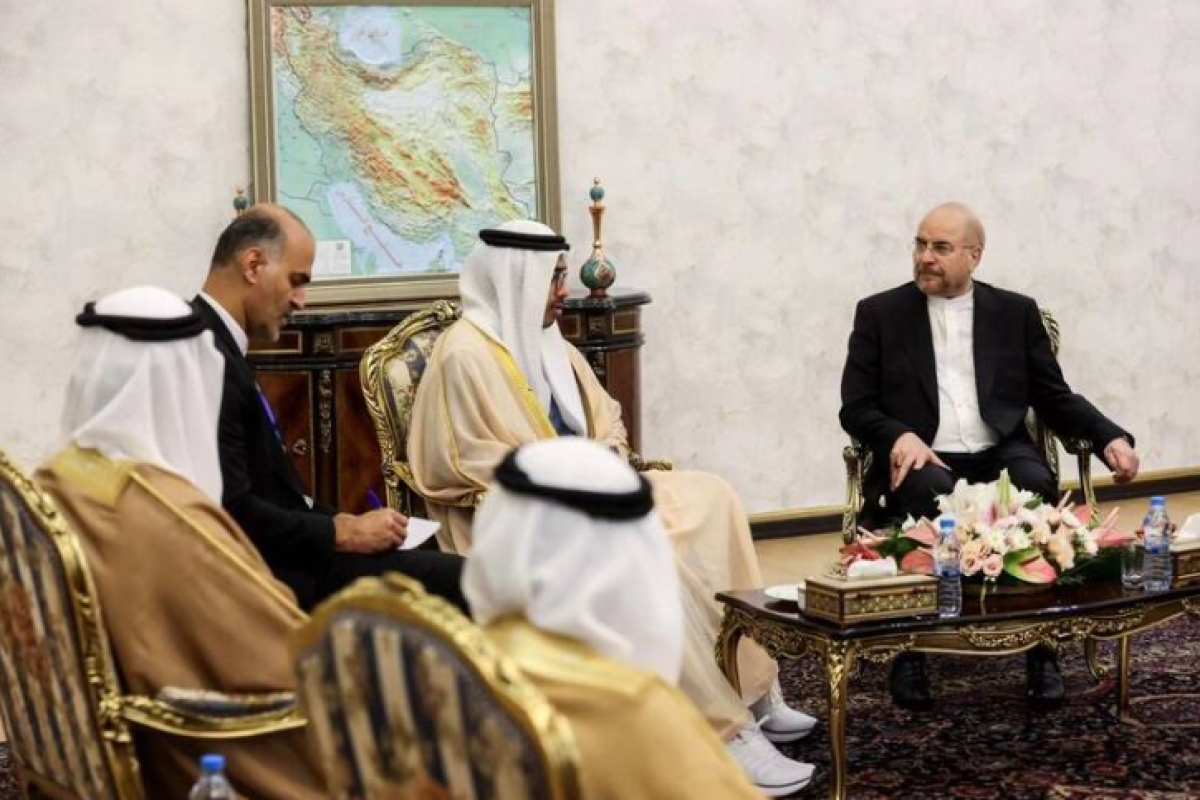 تصویر معنادار از وزیر خارجه امارات مقابل نقشه ایران