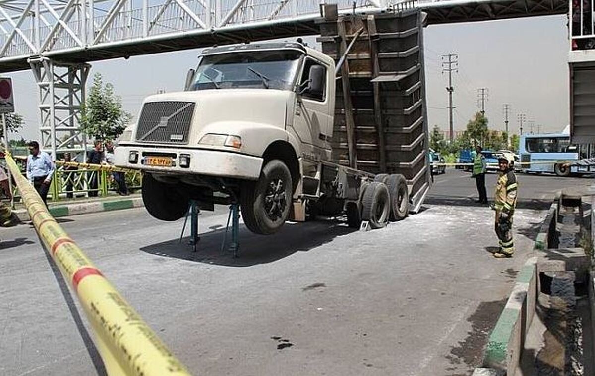 عکس| گیرکردن عجیب یه کامیون تو تبریز زیر پل عابر پیاده