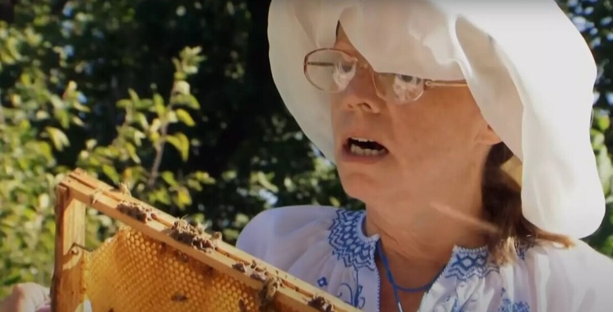 داستان عجیب زنی که به نیش زنبور‌ها معتاد است