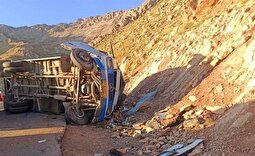 مینی‌بوس کارگران واژگون شد و ۱۱ نفر مصدوم شدند