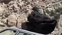 ویدئو | زنی که روی سقف ماشین در حال حرکت نشست!