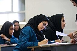 جشن عجیب و غریب چند دانش‌آموز مقابل مدرسه