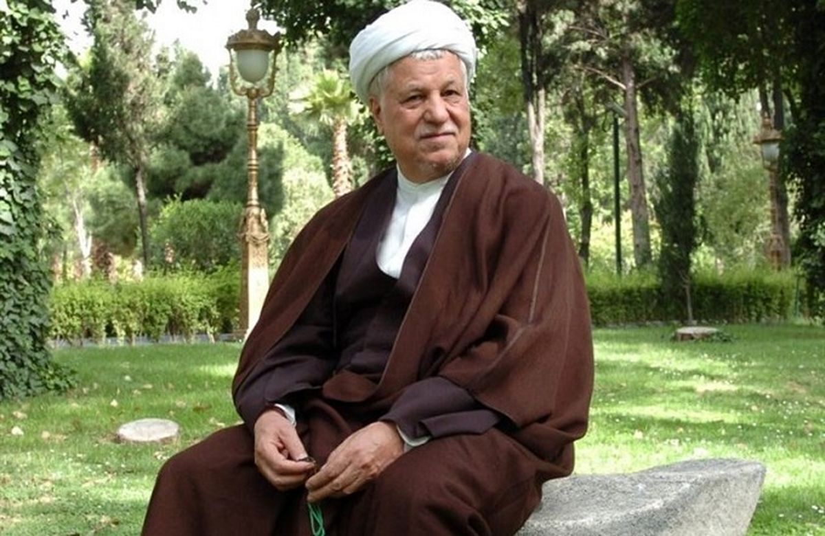 عکس | تونل زمان؛ آیت‌الله هاشمی در حال پریدن از یک رودخانه پرآب