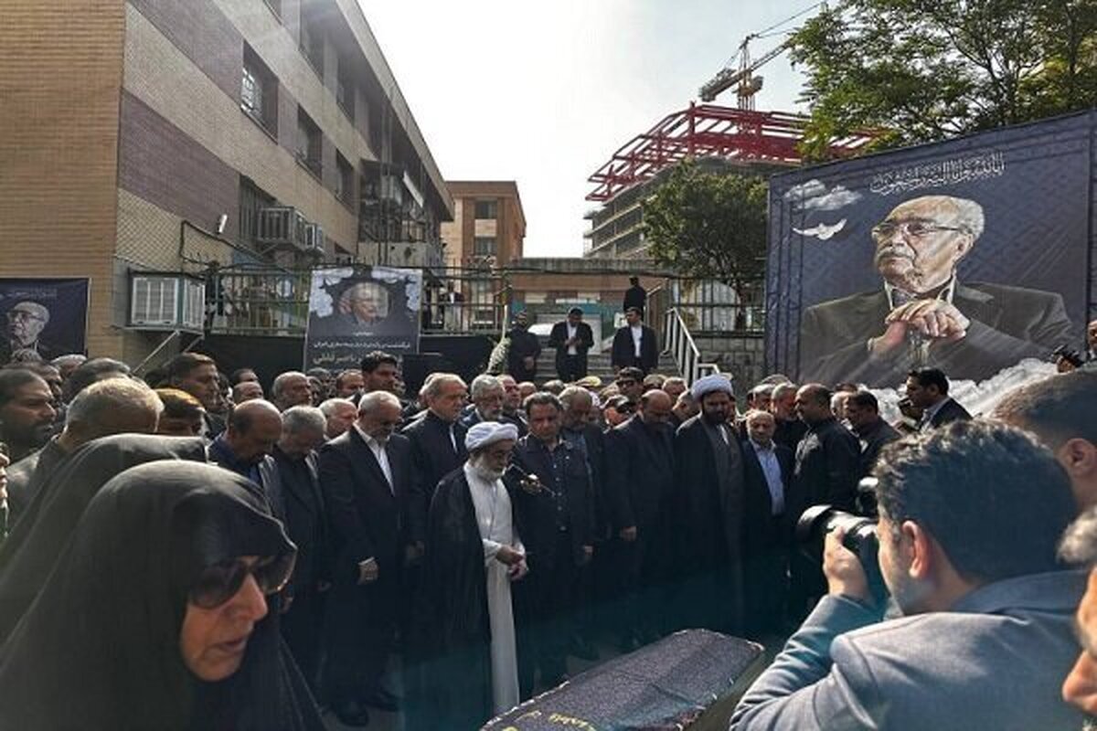 عکسی از اقامه نماز پزشکیان بر پیکر ناصر قفلی؛ مرحوم ناصر قفلی که بود؟