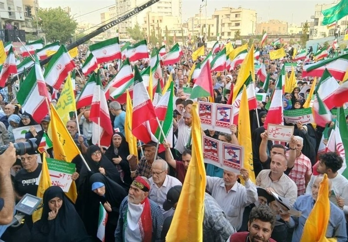 تجمع جمعی از تهرانیها برای تقدیر از نیروهای مسلح