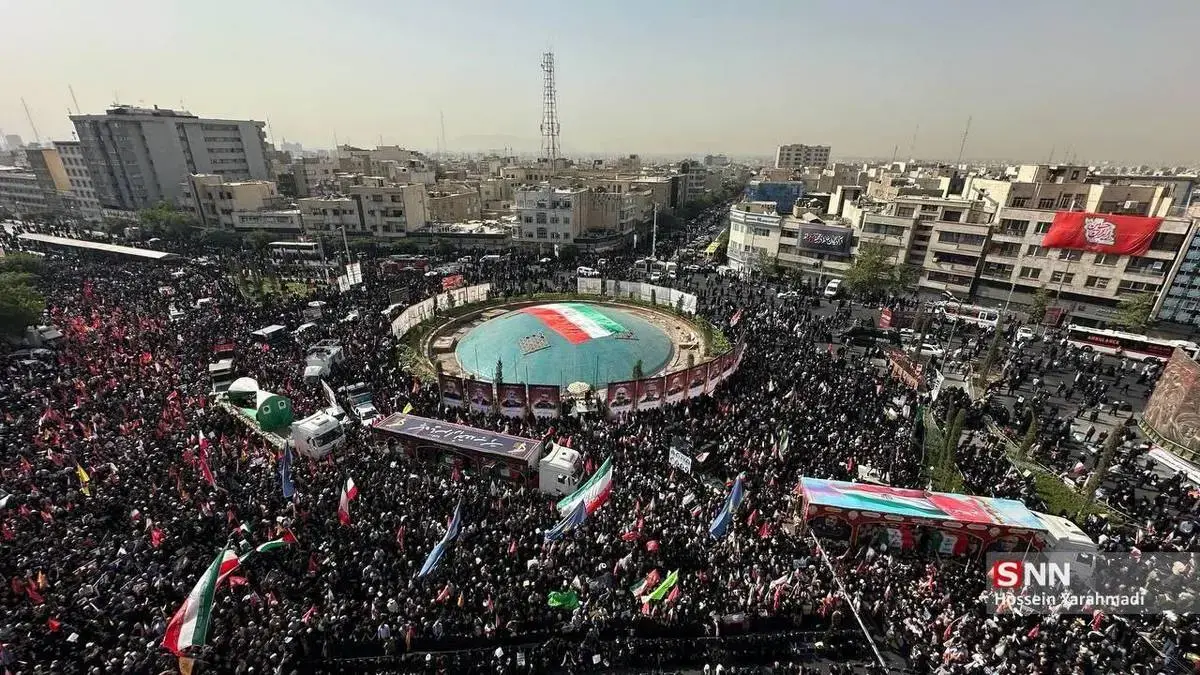 تصویر هوایی پربازدید از مراسم تشییع شهدا در میدان انقلاب تهران