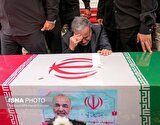 عکس | گریه عراقچی در وداع با پیکر سردار سلامی