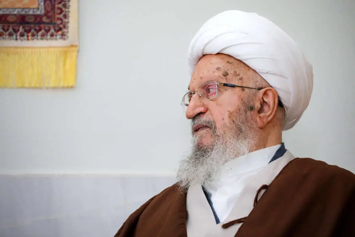 ماجرای خنجر کشیدن بر روی آیت‌الله مکارم‌شیرازی