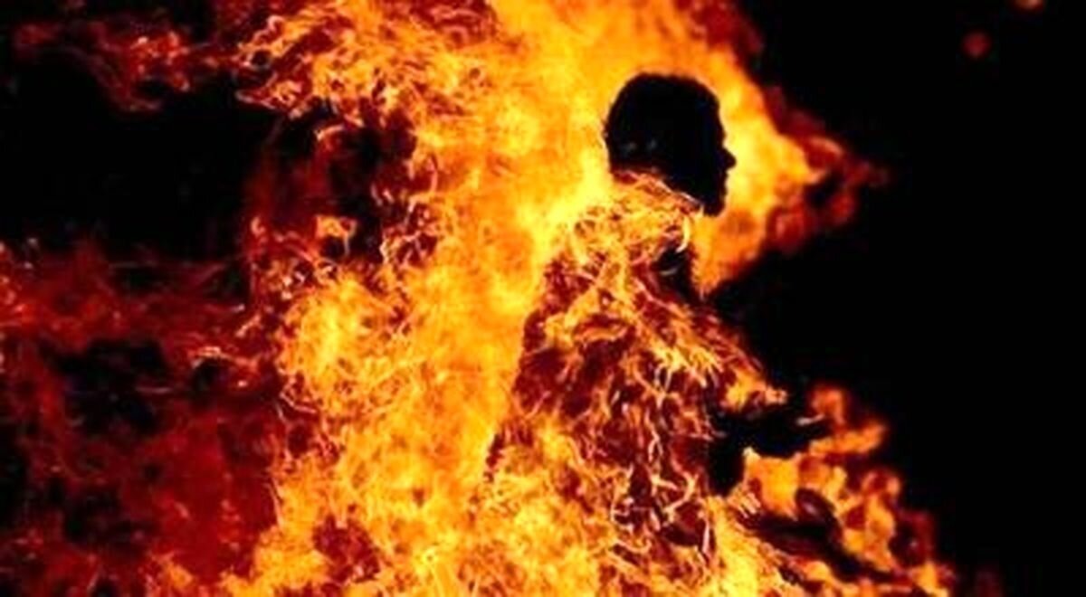 تصویر پلیسی که توسط یک راننده آتش زده شد