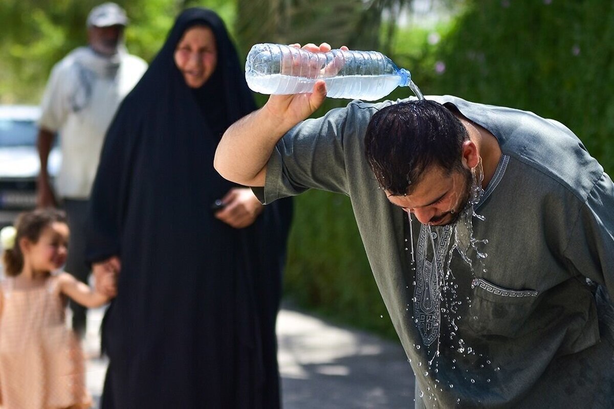 استحمام در استخر به دلیل قطع آب در خیابان میرزای شیرازی و سنایی!