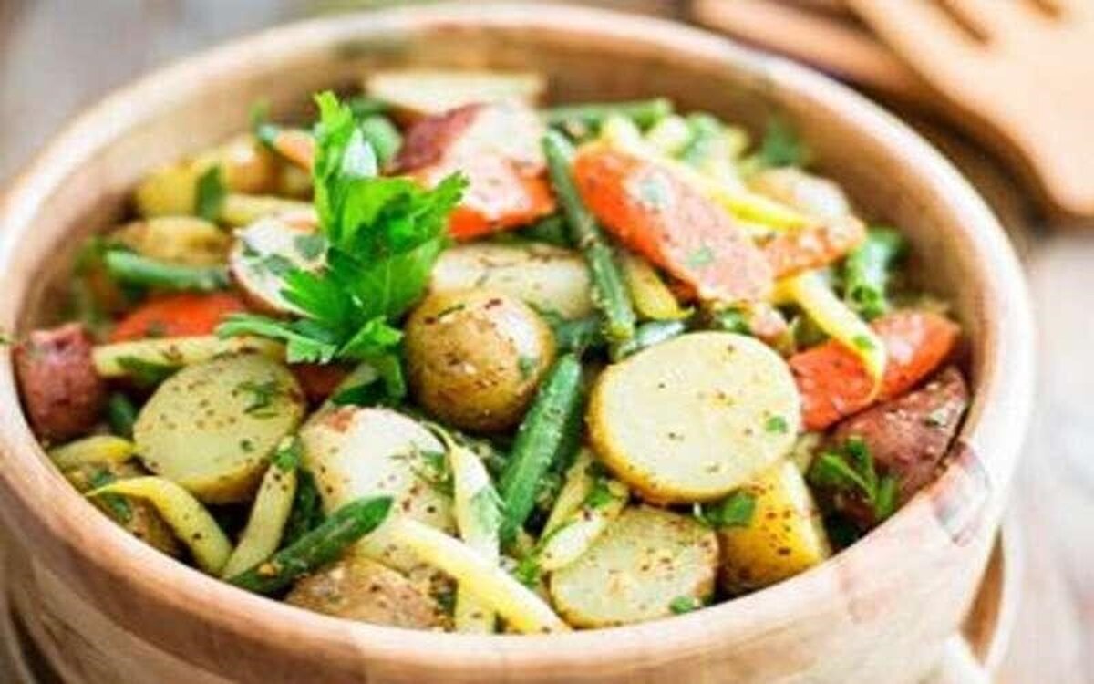 مواد لازم و طرز تهیه سالاد سیب‌زمینی اتریشی به همراه چند ترفند‌ جدید