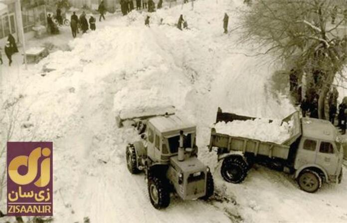 کامیون‌هایی که برای برف روبی در شهر مشهد آمدند و پس از ساعتی کار یخ زدند و از کار افتادند
