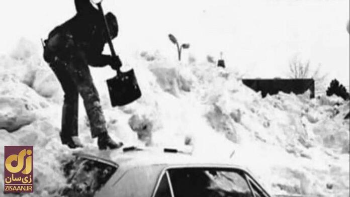 تلاش مردی برای بیرون کشیدن ماشین خود از زیر کوه برف